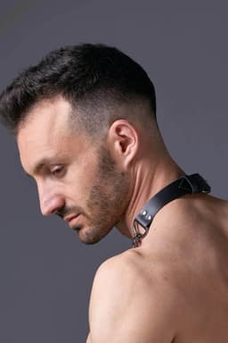 Heren Harness Choker Halsketting Zwart Kunstleer met Ketting en Ring Details Standaard Maat — thumbnail 2