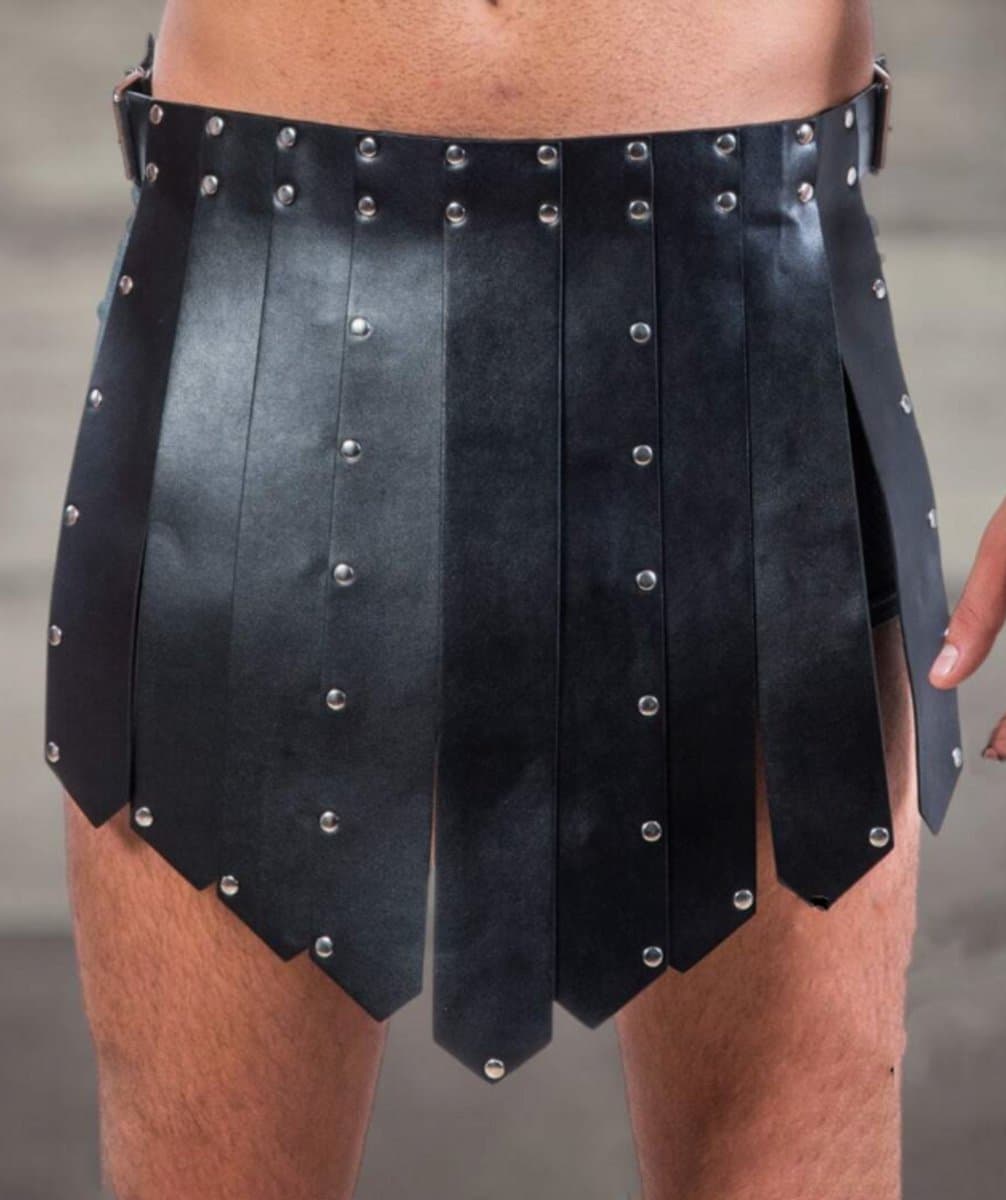 Leren Gladiator Heren Rok met Studs – Festival & Fetish Wear – Lak Leer PVC Look – One Size – Strict Dresscode – It’s a Crazy Land - Kinky Feesten — afbeelding 1