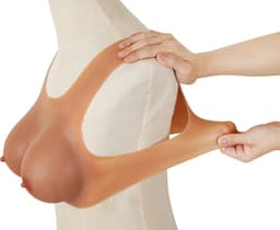 Siliconen Borst met ronde hals - Cup C - getint - 100% hypoallergene medische siliconen - Wearable Borst - Kunstmatige Nep Borst - fake boobs - Borst - protheses - prothese - Siliconen Huid - Crossdresser - Transgender - Travestiet - Body4Everybody — thumbnail 3