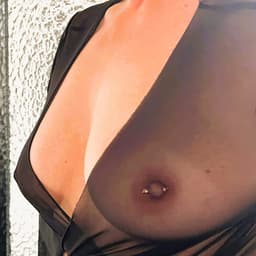TOUCHEMOI fake tepelpiercing Venus Gold | nikkelvrij tepeljuweel van DQ staal | fake piercings zonder magneten — thumbnail 1