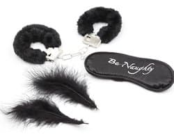 Banoch | Bondage Naughty Black | zwarte pluche handboeien, blinddoek en streel veren