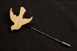 Duif broche dasspeld vogel zwaluw vredestof hout - handgemaakte modesieraden I reversspeld button pins, 32mm, hout, metaal — thumbnail 2