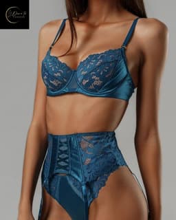 Luxe Lingerieset Dames – Sexy Lingerie Dames – Erotische Lingerie – 3-delige Jarretelset – Blauw Kant – Beugel BH – High Waist Lingerie – Boudoir Set – Chique – High End – Madam Hommard – Kinky Exclusief – Cadeau Set – Dare to Undress – Maten S, M, L — thumbnail 3