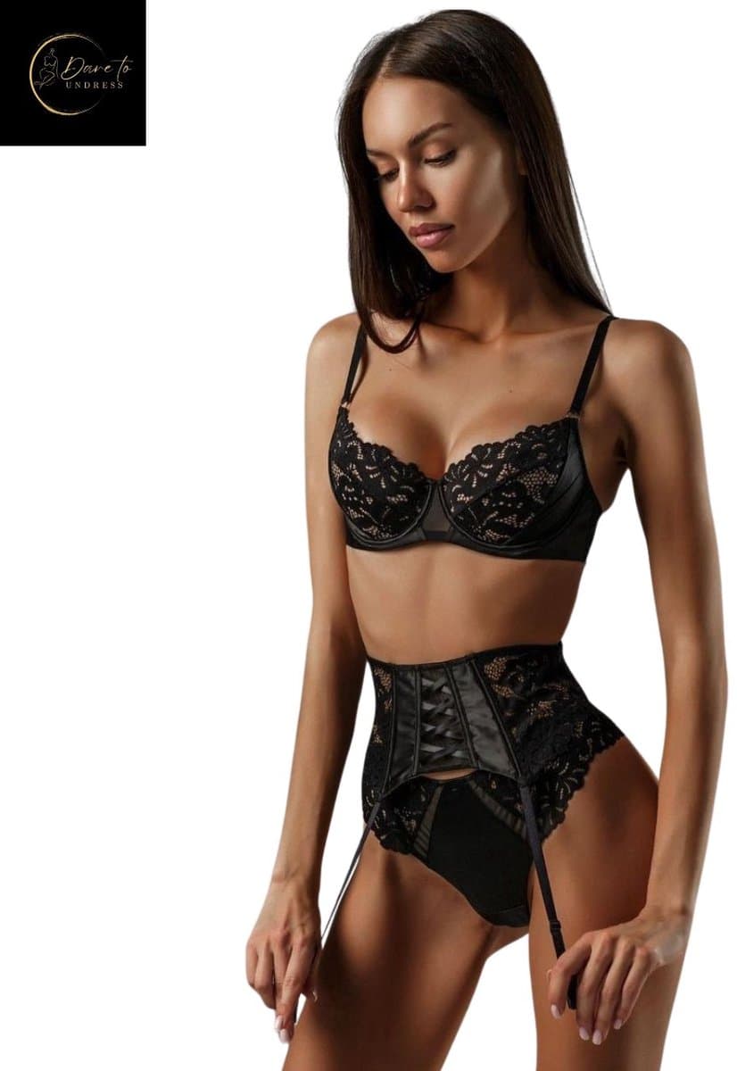 Luxe Lingerieset Dames – Sexy Lingerie Dames – Erotische Lingerie – 3-delige Jarretelset – Zwart Kant – Beugel BH – High Waist Lingerie – Boudoir Set – Chique – High End – Madam Hommard – Kinky Exclusief – Cadeau Set – Dare to Undress – Maten S, M, L — afbeelding 1