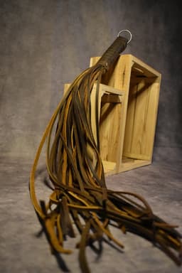 Flogger Hardtail- 36 tails - echt leder - 2 tinten bruin - Zweep flogger - Erotische Zweep – BDSM – Seks zweep – Bondage – Sm zweep – Leer – bicolor - Flogger - SM — thumbnail 3