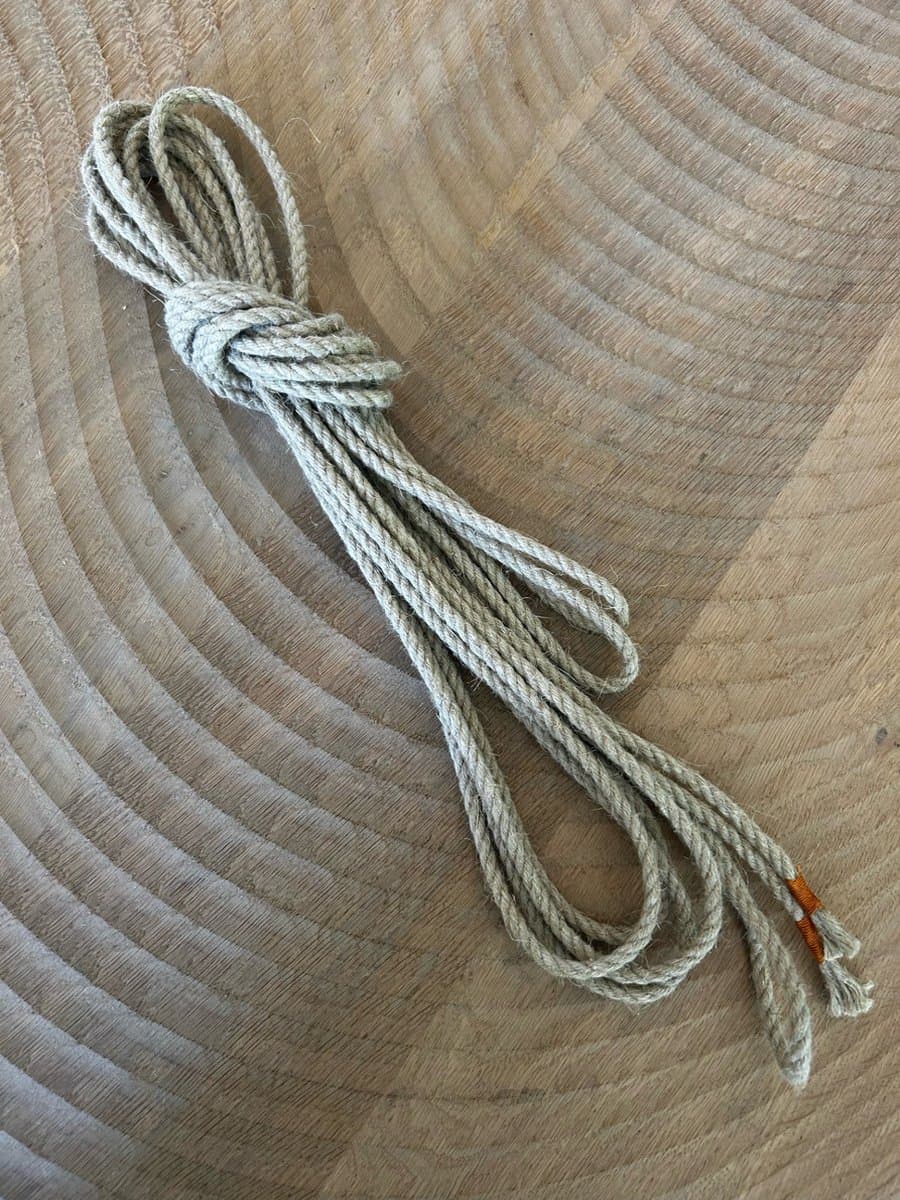 Shibari bondagetouw lengte 8 meter, 6 mm hennep, afgewerkt met een takeling — afbeelding 1