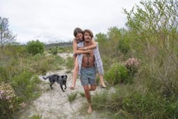 Verliefdheid en Geheimen op een Verboden Eiland — thumbnail 3