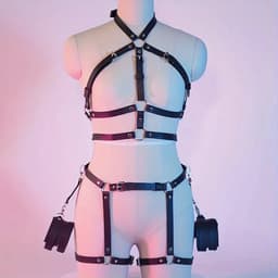 Sexy Lingerieset – Complete Set – Inclusief Masker, Handboeien & Harnas Body – Zwart – Verstelbaar – BDSM – Fetish Lingerie – PU Leer – B.I.T.C.H. – Wasteland – Sexy Lingerie – Kinky Lingerie – Erotische Lingerie – Dare to Undress – One Size — thumbnail 6