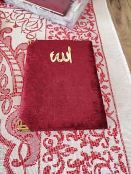 Islamitische Cadeauset - Gebedsmat Koran - Religieuze Beoefening - Gemaakt in Turkije - 110 x 70 cm - Wijnrood — thumbnail 4