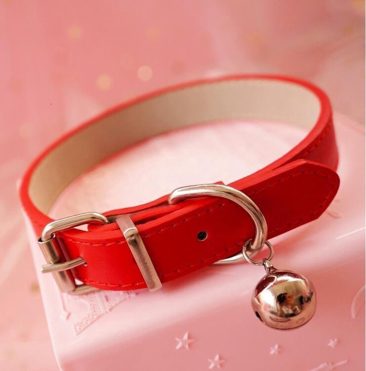 Finnacle - Verleidelijke Klinknagel Choker - Rood - Metaal en Lederen Kraag met Bel - Perfect voor BDSM en Bondage Spelletjes! — afbeelding 1