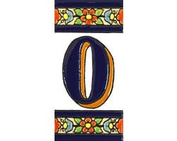 Keramische tegels, letters en cijfers handgeschilderd met behulp van drogetouwtechniek, perfect om borden, adressen en namen te maken. Maak je eigen compositie. Ontwerp Flo