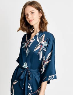 Lange Satijnen Kimono Jurk voor Dames - Luchtige Zomer Badjas met Bladerpatroon — thumbnail 3