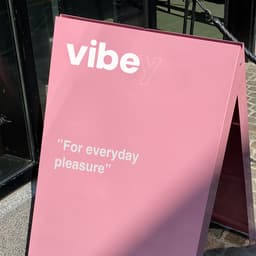 Vibey® - Gebogen Vibrator - Vibrators voor Vrouwen Realistisch - Intense Clitoris & G-spot Stimulator - Sex toys voor Vrouwen - Dildo - Vibrators voor Koppels - Cadeau voor haar - Fluisterstil & Discreet - Joy - Roze — thumbnail 8