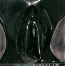 LateX – Latex Slipje met Uitgevormde Schaamlippen en Interne Dildo voor een Goede Vulling Maat S – Zwart — thumbnail 2