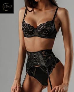 Luxe Lingerieset Dames – Sexy Lingerie Dames – Erotische Lingerie – 3-delige Jarretelset – Zwart Kant – Beugel BH – High Waist Lingerie – Boudoir Set – Chique – High End – Madam Hommard – Kinky Exclusief – Cadeau Set – Dare to Undress – Maten S, M, L — thumbnail 2