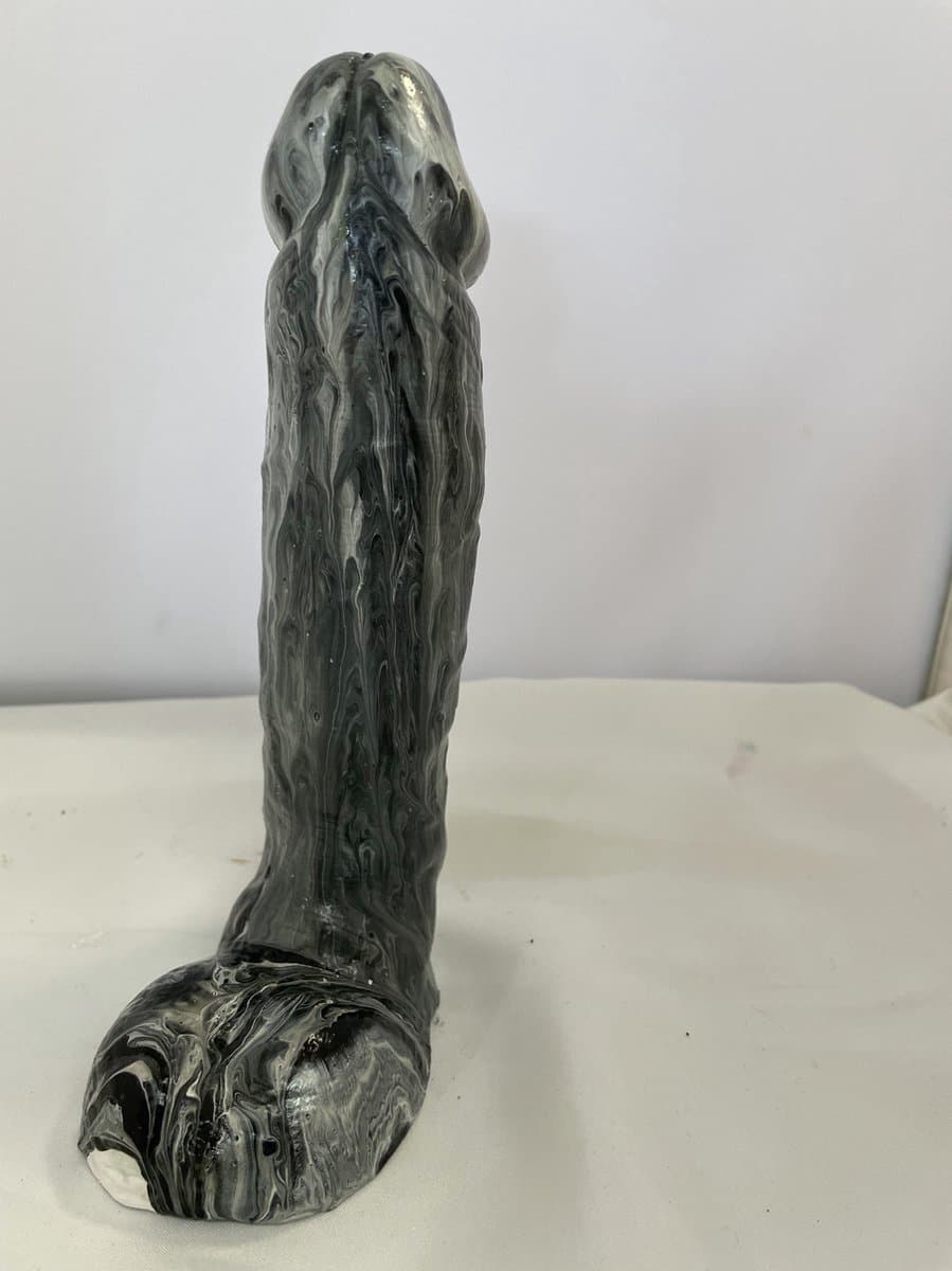 Handbeschilderde Piemelkunst van Keramiek Gips – Uniek Kunstobject – 18,5 cm – Cadeau & Decoratie - zwart/wit — afbeelding 1