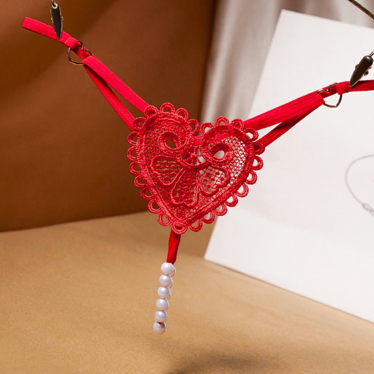 Sexy String met Parels - Kralen - Rood - Erotisch Design met en Hart op Achterkant - One Size String - Dames Onderbroek - Lingerie / Ondergoed — afbeelding 1