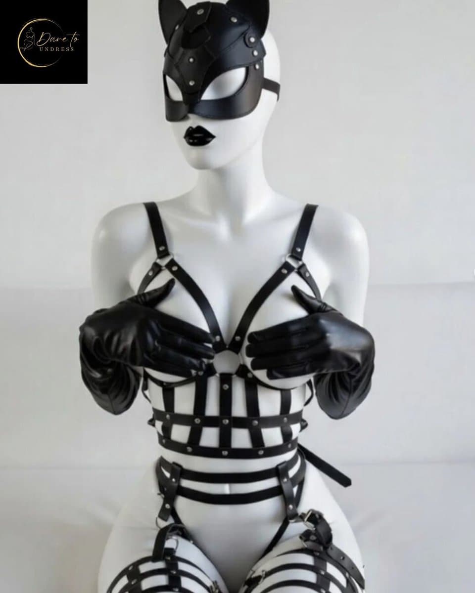 Sexy Complete Lingerieset – Inclusief Masker, Harnas Body en Jarretelgordel met Been Straps – Zwart – Verstelbaar – BDSM – Fetish – PU Leer – B.I.T.C.H. – Wasteland – Sexy Lingerie – Kinky Lingerie – Erotische Lingerie – Dare to Undress – One Size — afbeelding 1
