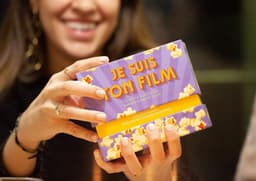 Filmspel - Partyspel - Filmquiz - Interactief - 14.6 x 6.8 x 10.5 cm - Paars — thumbnail 4