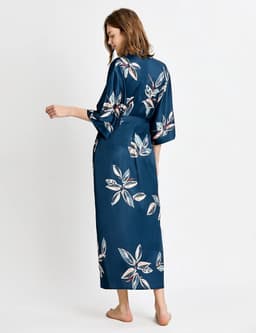 Lange Satijnen Kimono Jurk voor Dames - Luchtige Zomer Badjas met Bladerpatroon — thumbnail 4