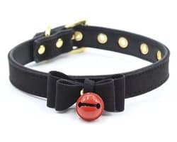 Zwarte Choker met Strik en bel - Sexy halsband - Zwart - BDSM - Rollenspel- BDSM Scene - Kunstleer met rode bel - 44CM - Hals band met strik - Vastbinden - Ketenen - Verstelbaar - CHPN