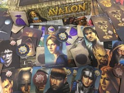Partyspel - Spel met geheime rollen - Strategie en deductie - Wie is de verrader - 10 spelers - Meerkleurig — thumbnail 5