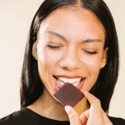 The Oh Collective Date Night Mood Setter - Erotische cadeauset - massagekaars + libido chocolade voor koppels — thumbnail 3