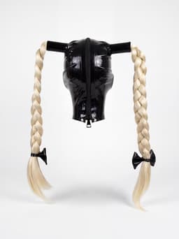 Masker met twee blonde gevlochten vlechten - hoofdmasker van hoogwaardig natuurlatex, zwart — thumbnail 1
