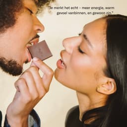 Date Night Chocolade Duo | Lustverhogende Chocolade voor Koppels | Pure Chocolade met Aardbei + Bonbons met Karamel | 100% natuurlijk | Inclusief Truth or Dare Spel | 2 Verpakkingen — thumbnail 5