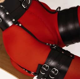 2-delige bondage set Heup en Bovenbenen - BDSM harnas - Luxe lederen materiaal - Erotisch - Kinky - SM - Verstelbaar — thumbnail 4