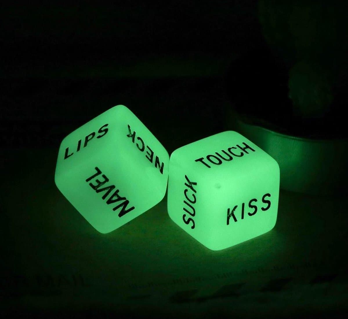 New Age Devi - "Glow in the Dark Dobbelstenen voor Erotische Voorspellingen - 2 Stuks - Kamasutra, Seks & Relatie - Spannend & Erotisch!" — afbeelding 1