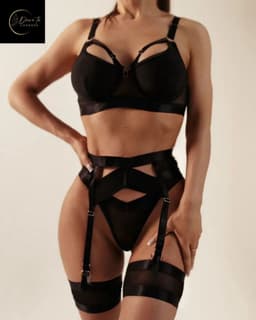 Sexy Lingerieset Dames – Sexy Lingerie – Erotische Lingerie Set – 4-delige Jarretelset – Zwart Satijn – Beugel BH – High Waist Lingerie – Boudoir Set – Chique – High End – Madam Hommard – Exclusief – Cadeau Set – Dare to Undress – XS, S, M, L, XL — thumbnail 1