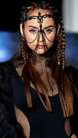 Mystical Allure – Luxe Zwarte Face Jewelry met Kettingen & Kristallen | Geleverd in luxe Satijnen Giftzakje | Gezichtssierraad | Bruiloft | Clubwear | Carnaval | Juweel | Ketting | BDSM Headpiece | Festival | Fetish | One Size | Dare to Undress — thumbnail 1