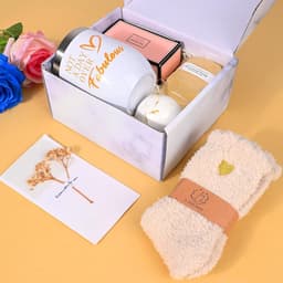Sentimentele Geschenkset voor Vrouwen: Wijnbeker, Geurkaars en Warme Sokken — thumbnail 4