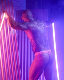 SUKREW Sheer Low-rise Thong Elect Pink - MAAT L - Erotisch Heren Ondergoed - String voor Man - Sexy mannen String — thumbnail 6