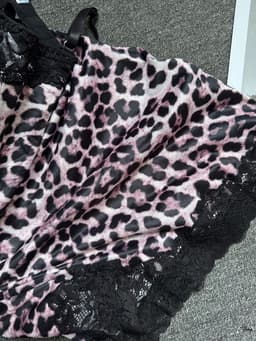 Luipaardprint Sexy Lingerie Set 2-Delig - Kanten Beugelvrije Camisole - Mini Nachthemd Met Bijpassende String - Ondergoed Vrouwen Romantisch Cadeau Verjaardag Valentijn — thumbnail 3