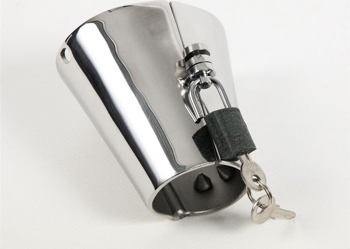 Black Label - CBT Ball Stretcher met Spijkers aan Binnenkant en Hangslotje — afbeelding 1