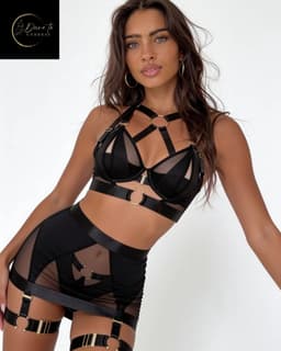 Dare to Undress – Luxe Lingerieset Dames – Sexy Lingerie – Erotische Lingerie Set – 5-delige Jarretelset met rokje – Zwart Mesh – Beugel BH – High Waist Lingerie – Boudoir Set – Chique – High End – Madam Hommard – Exclusief – Cadeau Set – XS, S, M, L — thumbnail 1