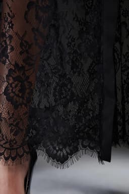 Luxe Erotische Kimono Dames – Sexy Lingerie – Lingerie Erotisch – Zwart – Transparante Kant Kimono – Verleidelijke lingerie & ochtendjas – High End – Chique – Clubwear – Satijnen Strikceintuur– Elegante Nachtkleding – Dare to Undress – S, M, L, XL — thumbnail 10