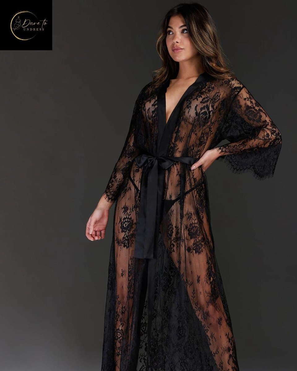 Luxe Erotische Kimono Dames – Sexy Lingerie – Lingerie Erotisch – Zwart – Transparante Kant Kimono – Verleidelijke lingerie & ochtendjas – High End – Chique – Clubwear – Satijnen Strikceintuur– Elegante Nachtkleding – Dare to Undress – S, M, L, XL — afbeelding 1
