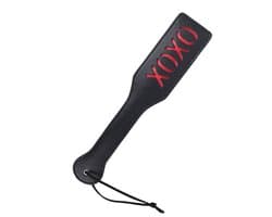 Zeloria PU Leren Paddle met “XOXO” – Zwarte Spanking Paddle met Polsband – BDSM Accessoire voor Volwassenen