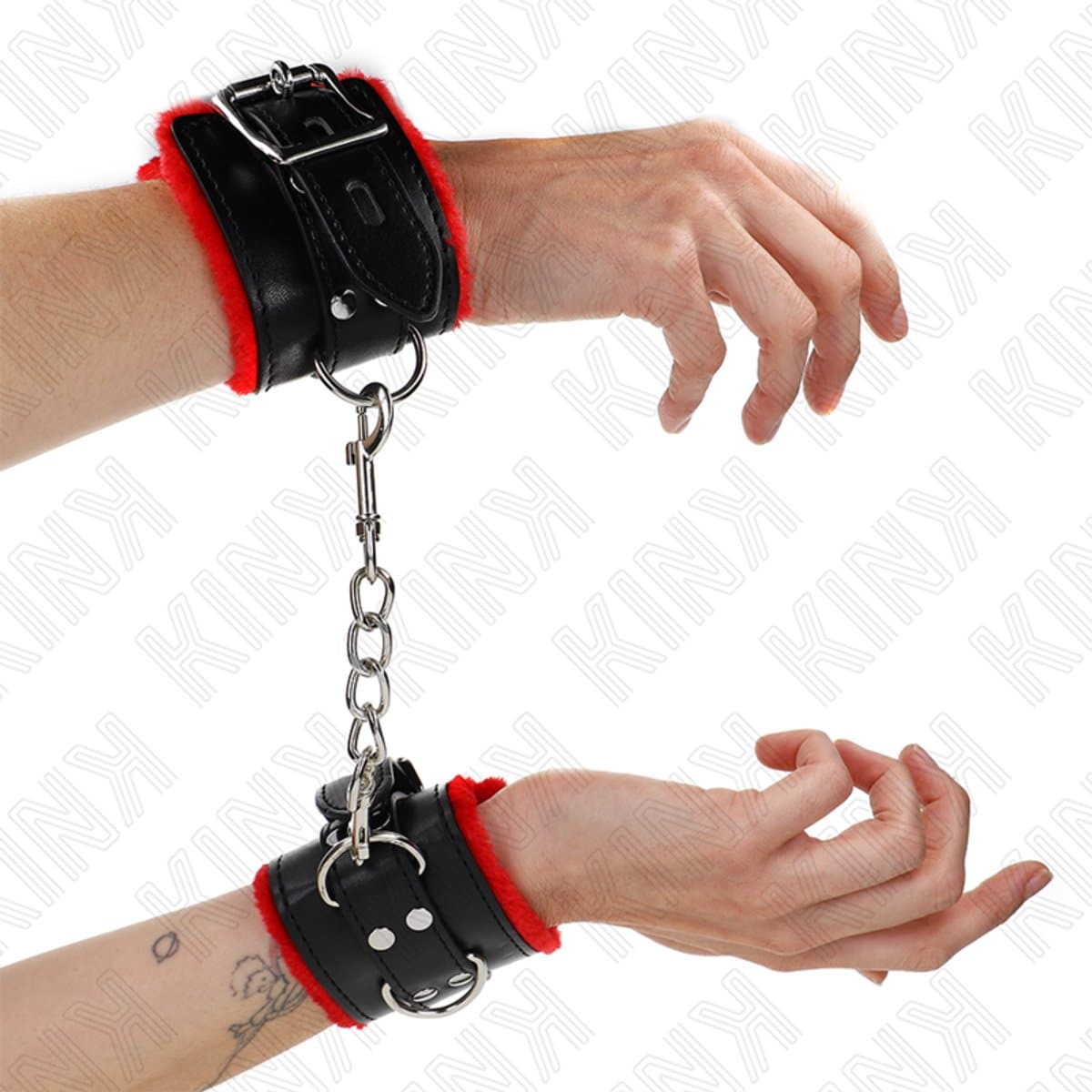 Kink - Fur Lined Wrist Restraints With Square Holes Red And Black Belt Adjustable 17-29 Cm X 6 Cm — afbeelding 1
