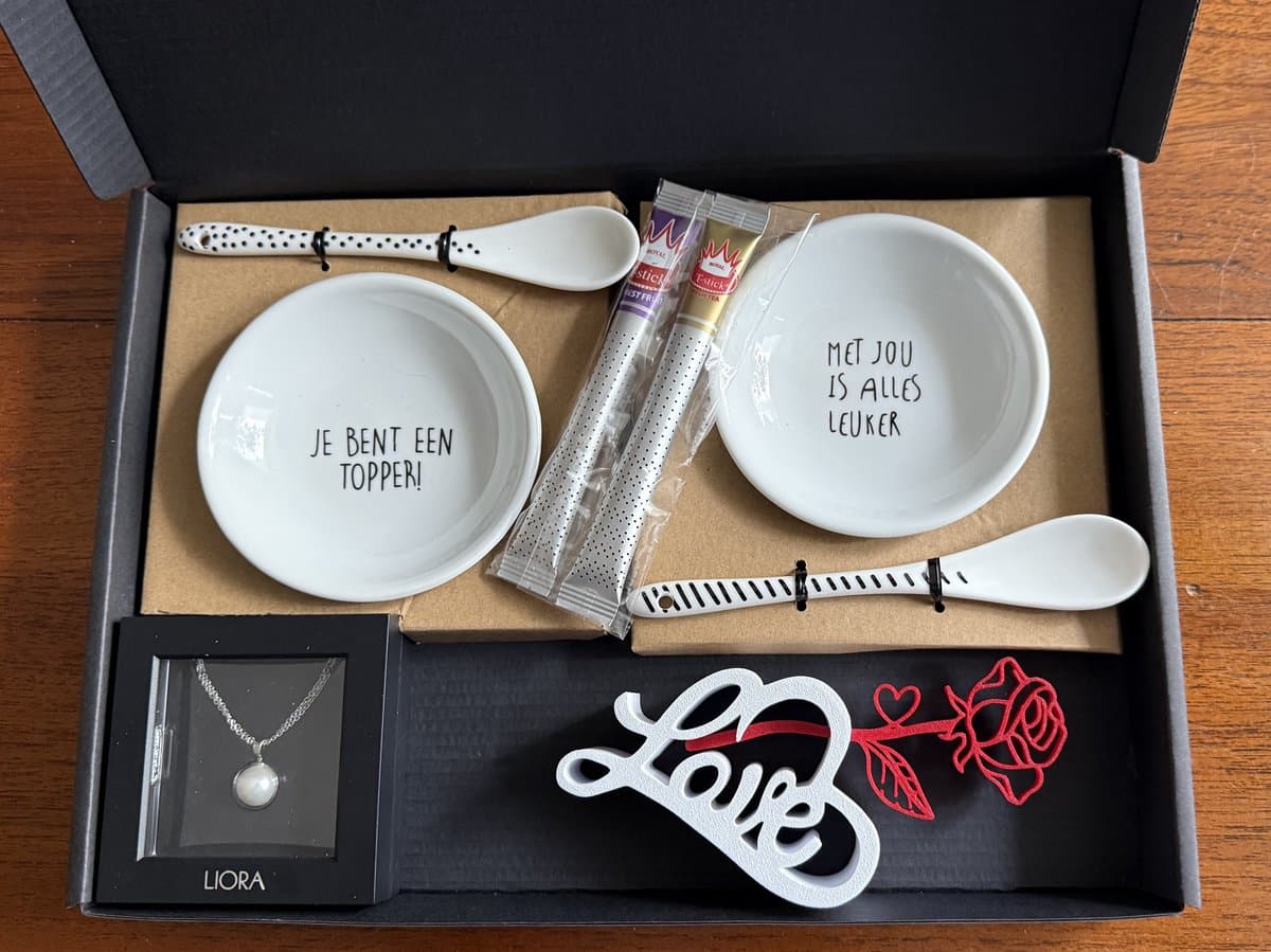 Giftset, Lux relatiegeschenk, romantisch cadeau, sieraad Liora made with Swarovski Elements, thee, voor 2 personen, met Love decoratie. — afbeelding 1