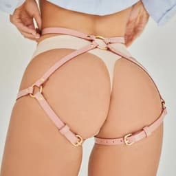 Bondage Harnas Roze - Seks Tuigje Billen - Kunstleer Harnas Lingerie - Sex Speeltje - Erotiek & Bondage - Riem Voor Mannen en Vrouwen - Sex Toys — thumbnail 1
