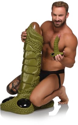 XR Brands - Reusachtig Geschubd Moerasmonster Dildo - Groen — thumbnail 4