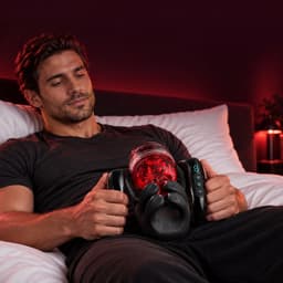 LoveVlijt - Automatische Masturbator voor Mannen - Knijpende en Vibrerende Balzakstimulator - Intense Orgasmes - 9 Stootstanden - 9 Vibratiestanden - 9 Knijpstanden - Bediening via Handgrepen - Draadloos en Oplaadbaar - Inclusief 2 Cockringen - Zwart — thumbnail 3