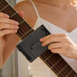 Instrumenten Reiniger - Snaar Poetser - Muziekonderhoud - Ergonomische Grip - Compact Formaat - Zwart — thumbnail 2