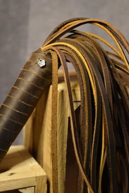 Flogger Hardtail- 36 tails - echt leder - 2 tinten bruin - Zweep flogger - Erotische Zweep – BDSM – Seks zweep – Bondage – Sm zweep – Leer – bicolor - Flogger - SM — thumbnail 4