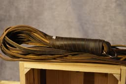 Flogger Hardtail- 36 tails - echt leder - 2 tinten bruin - Zweep flogger - Erotische Zweep – BDSM – Seks zweep – Bondage – Sm zweep – Leer – bicolor - Flogger - SM — thumbnail 2