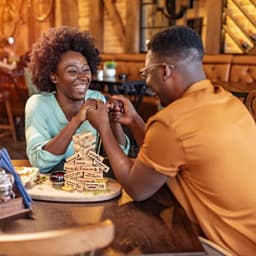 Blokkentoren spel - Date night - Koppels spel - 48 bedrukte blokken - 7x2.2x1.2 cm - Hout — thumbnail 2